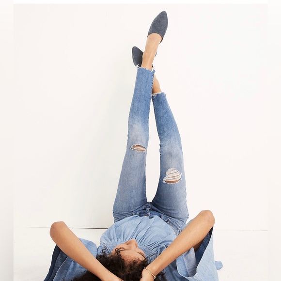 Madewell 9" Mid-Rise Skinny Jeans in Frankie Wash: Torn-Knee Edition - Picture 3 of 5